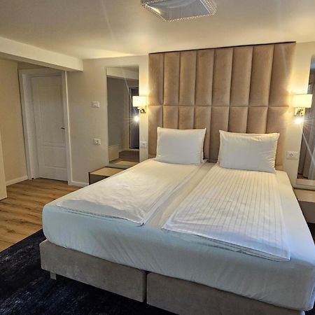 Hotel Queen รึมนิคูวัลเจีย ภายนอก รูปภาพ