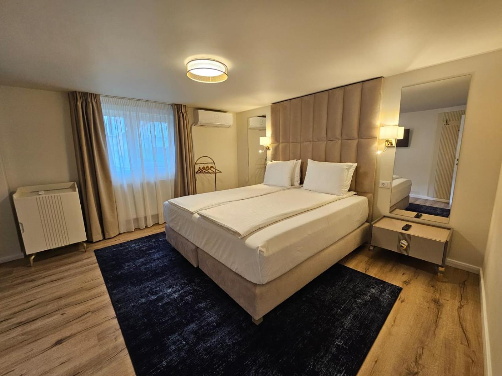 Hotel Queen รึมนิคูวัลเจีย ภายนอก รูปภาพ