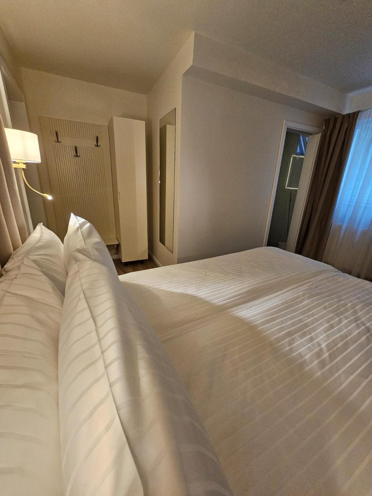 Hotel Queen รึมนิคูวัลเจีย ภายนอก รูปภาพ