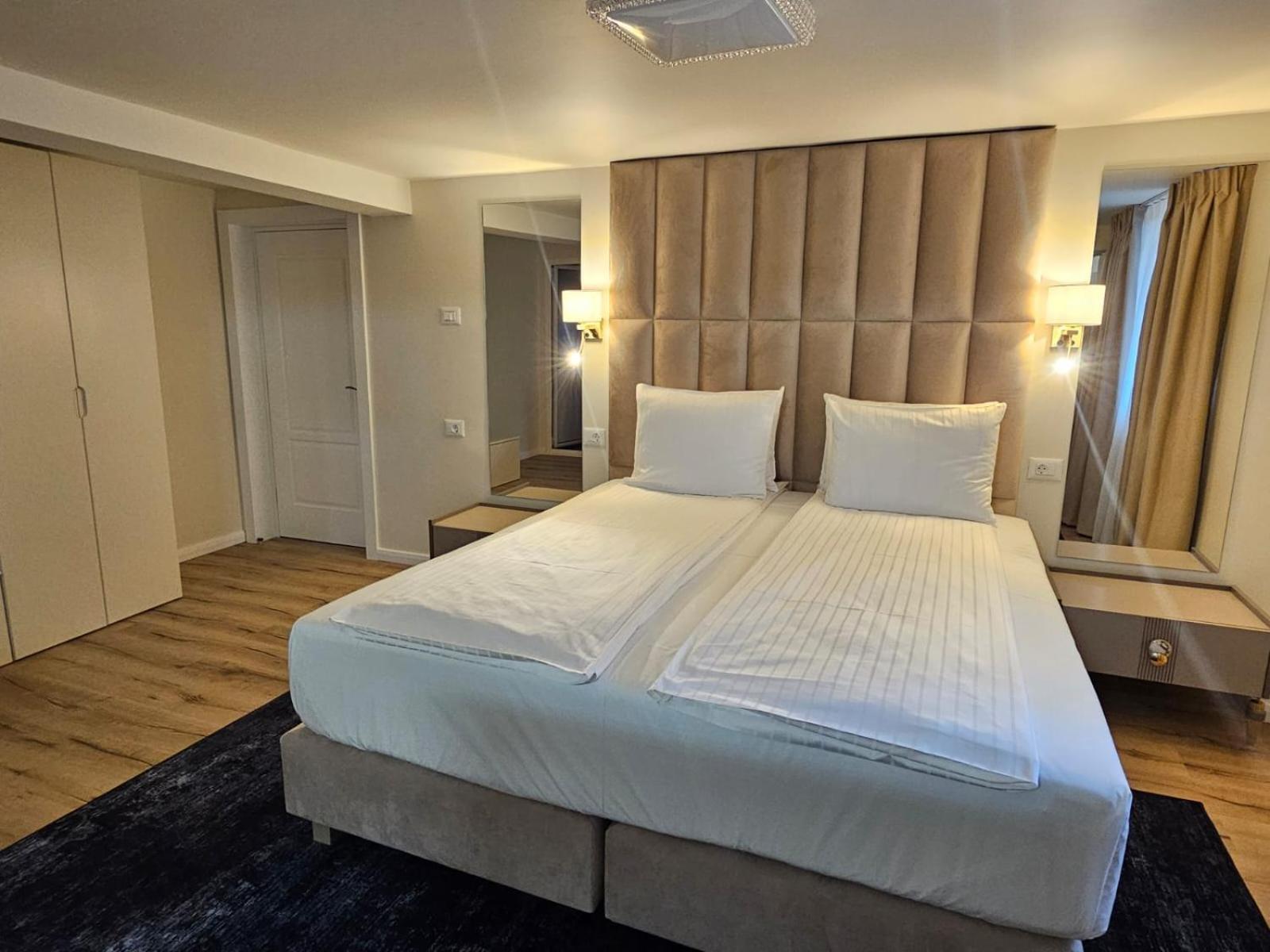 Hotel Queen รึมนิคูวัลเจีย ภายนอก รูปภาพ